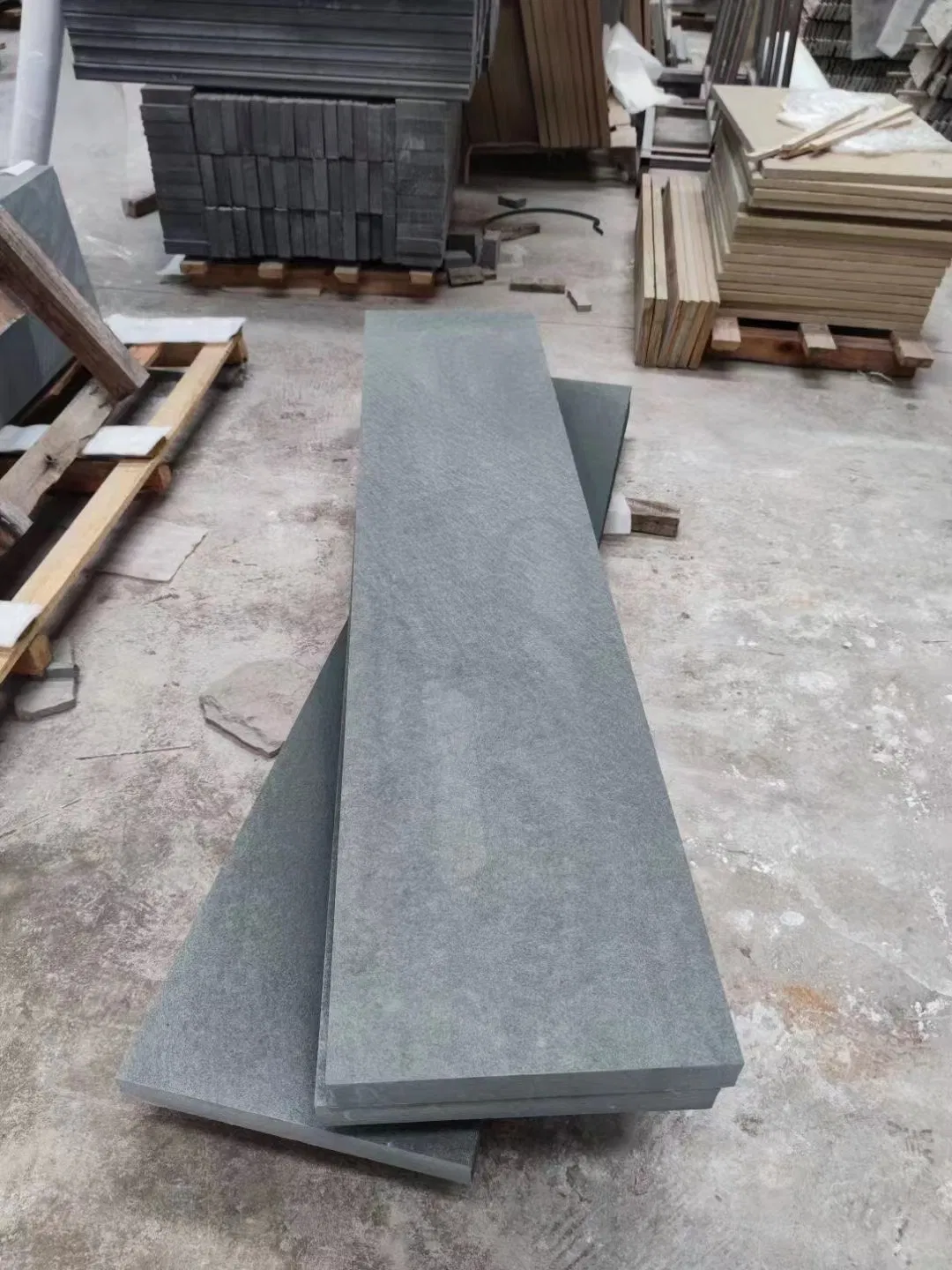 Wholesale Price Natural Stone Flamed/Honed/Tumbled Green Sandstone /Black Basalt Bluestone for Paving, Kerbstone, Stairs Floor Tile