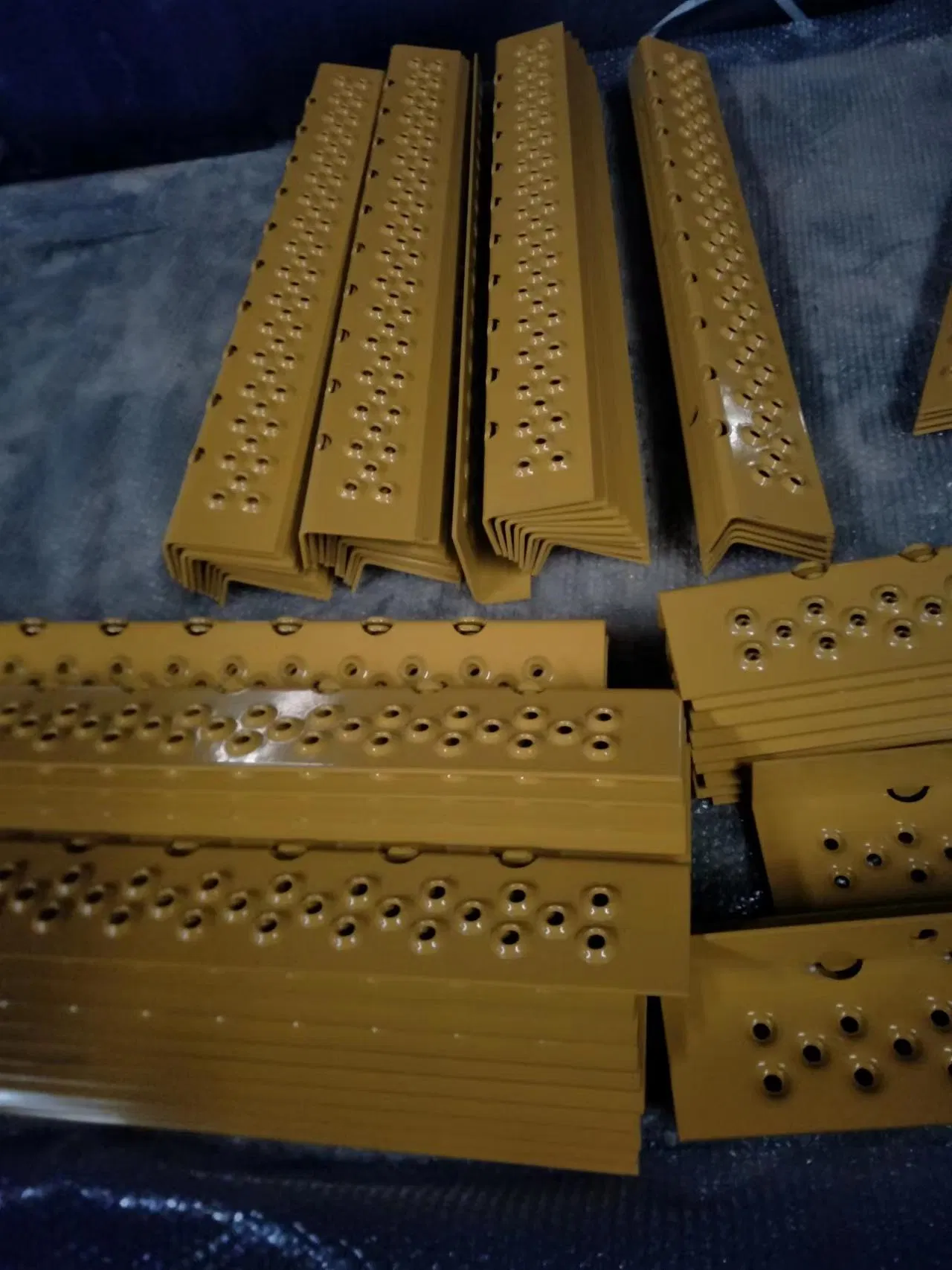 Handi-Treads Non-Slip Stair Nosing for Steel Bar Grating Stair Treads Landings