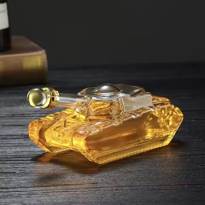 New Design High Borosilicate Glass Tank-Shaped Decanter Set for Whisky Wine Bottles with Clip-Sealed Lid