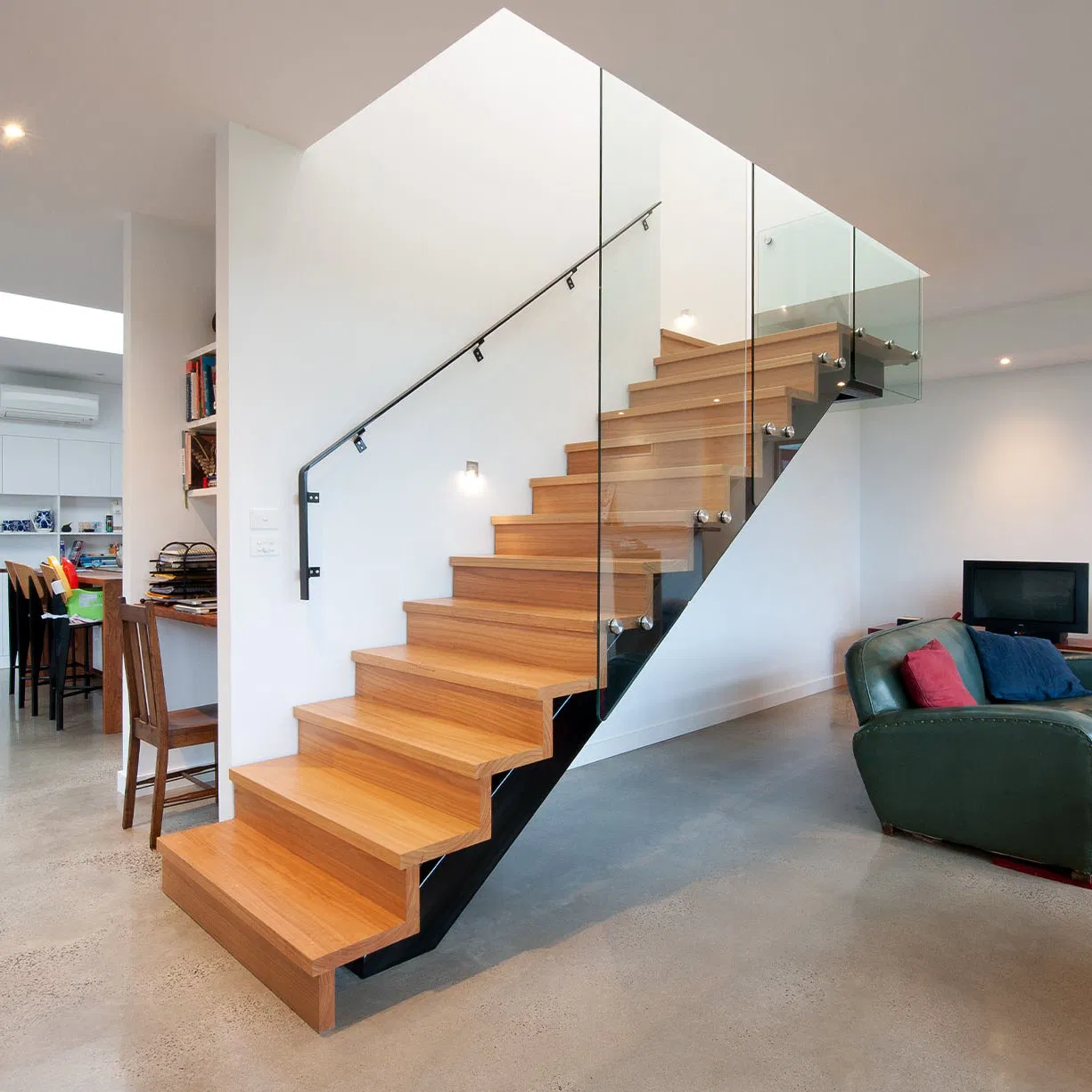 Minimalist Floating Stairs with Hidden Supports Perfect for Contemporary Spaces