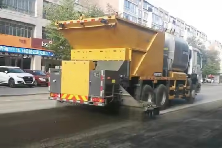 Hot Selling 6m3 Asphalt Crack Sealing Xtf1003 Road Machinery