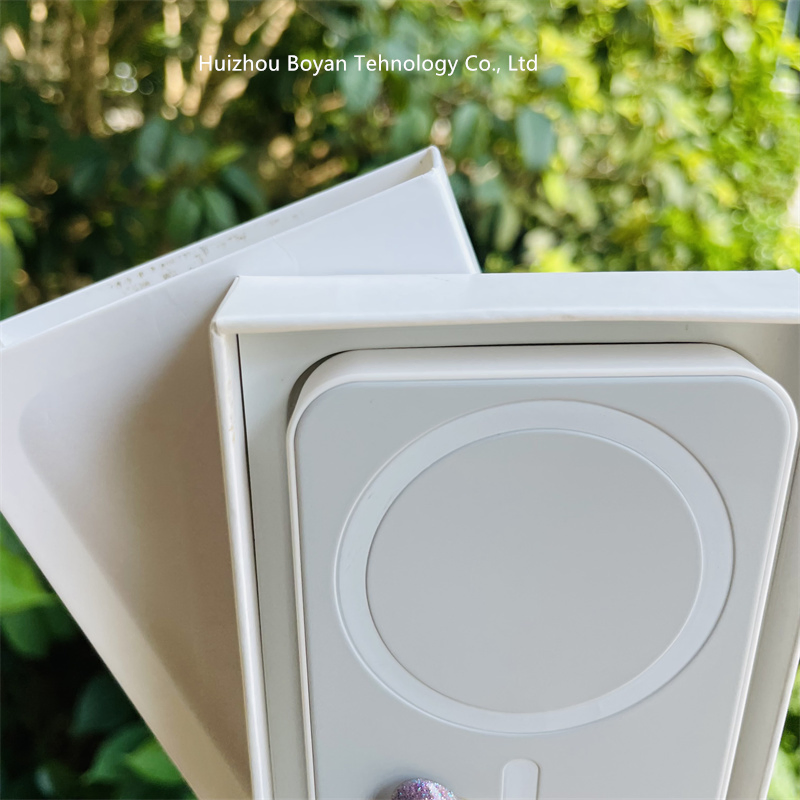 Top Quality Mini Mobile Power Lightweight Wireless Charging Station