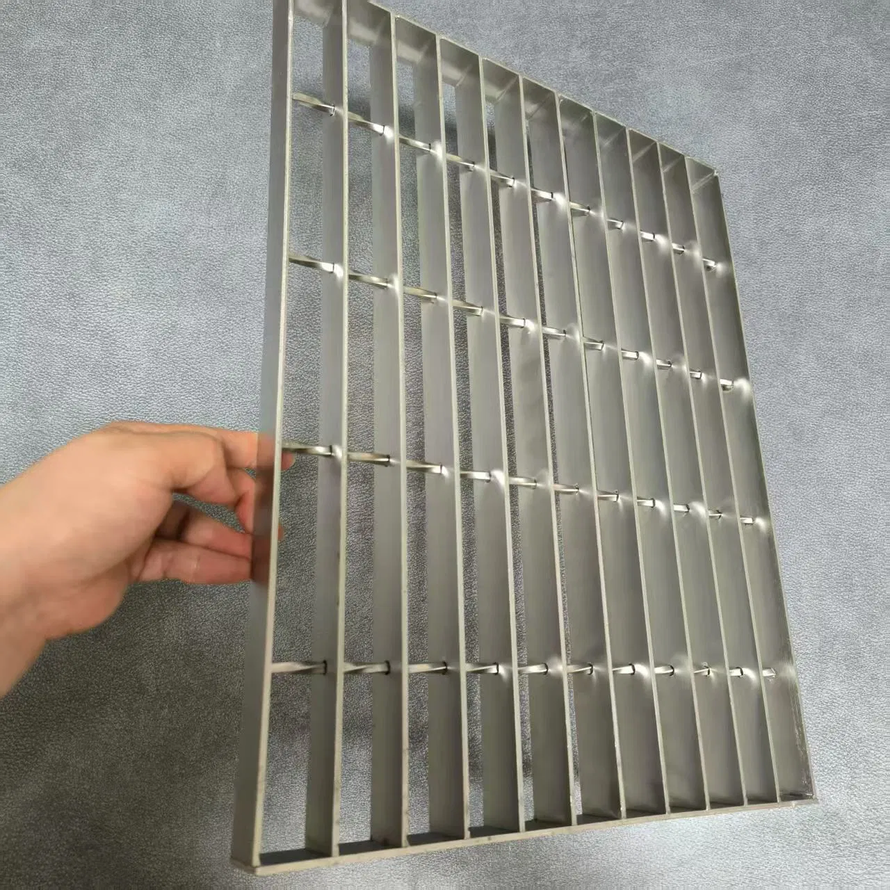 Type SL Swage-Locked Steel Bar Grating Used in Floors, Walkways, Platforms and Bridge Decking