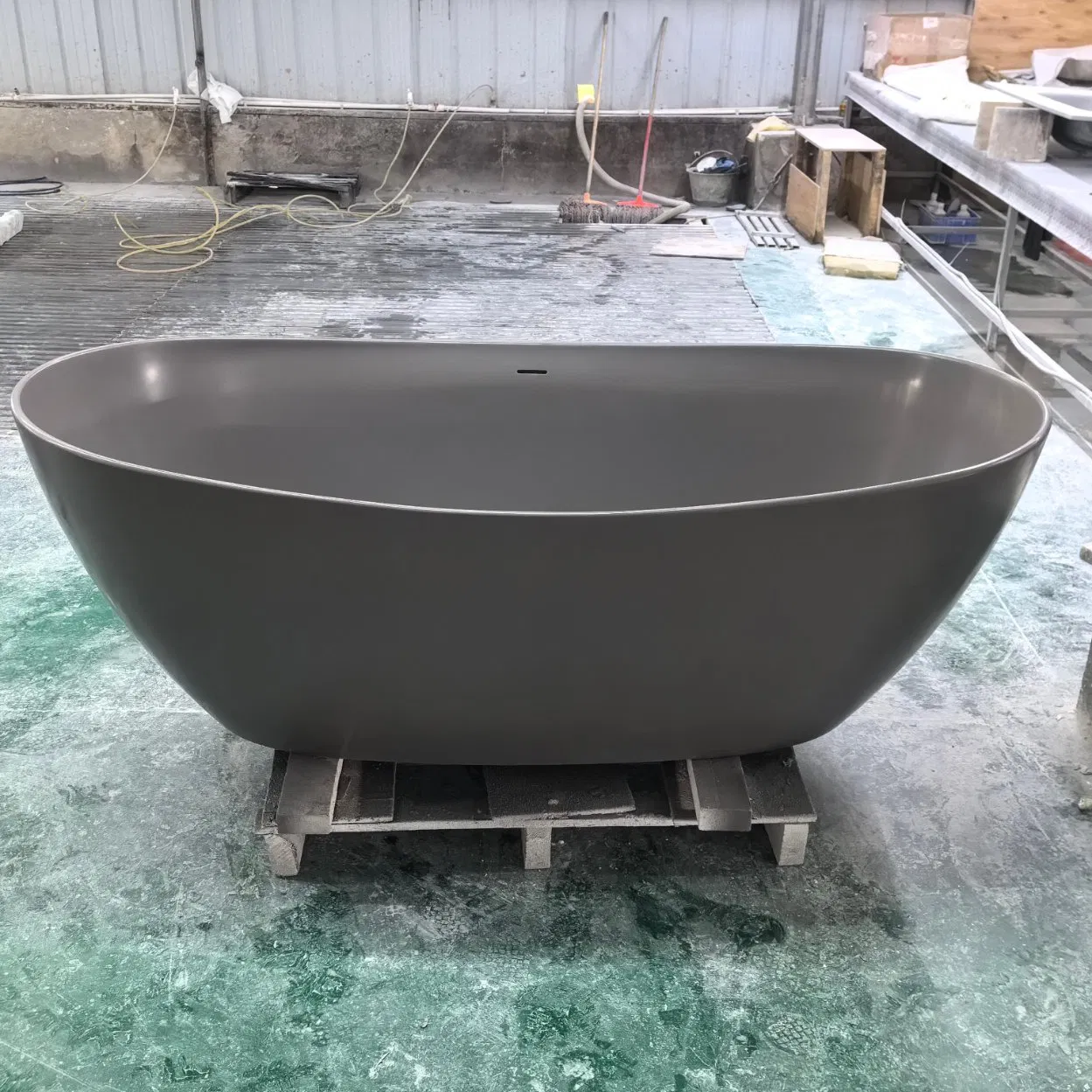 Отдельностоящая ванна из искусственного камня коричнево-серая