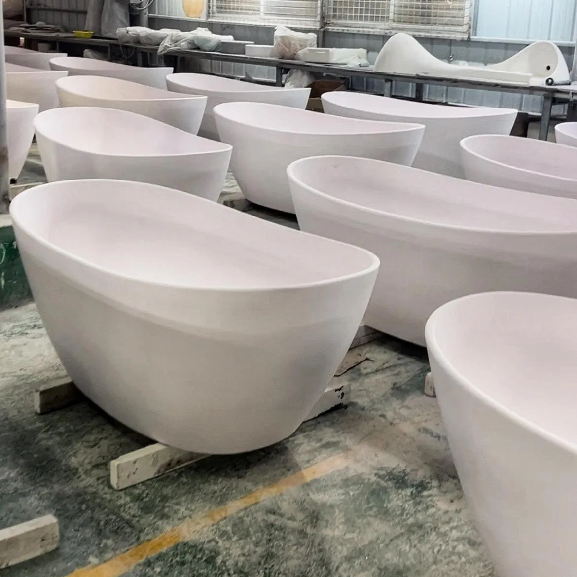 Отдельностоящая ванна из искусственного камня коричнево-серая