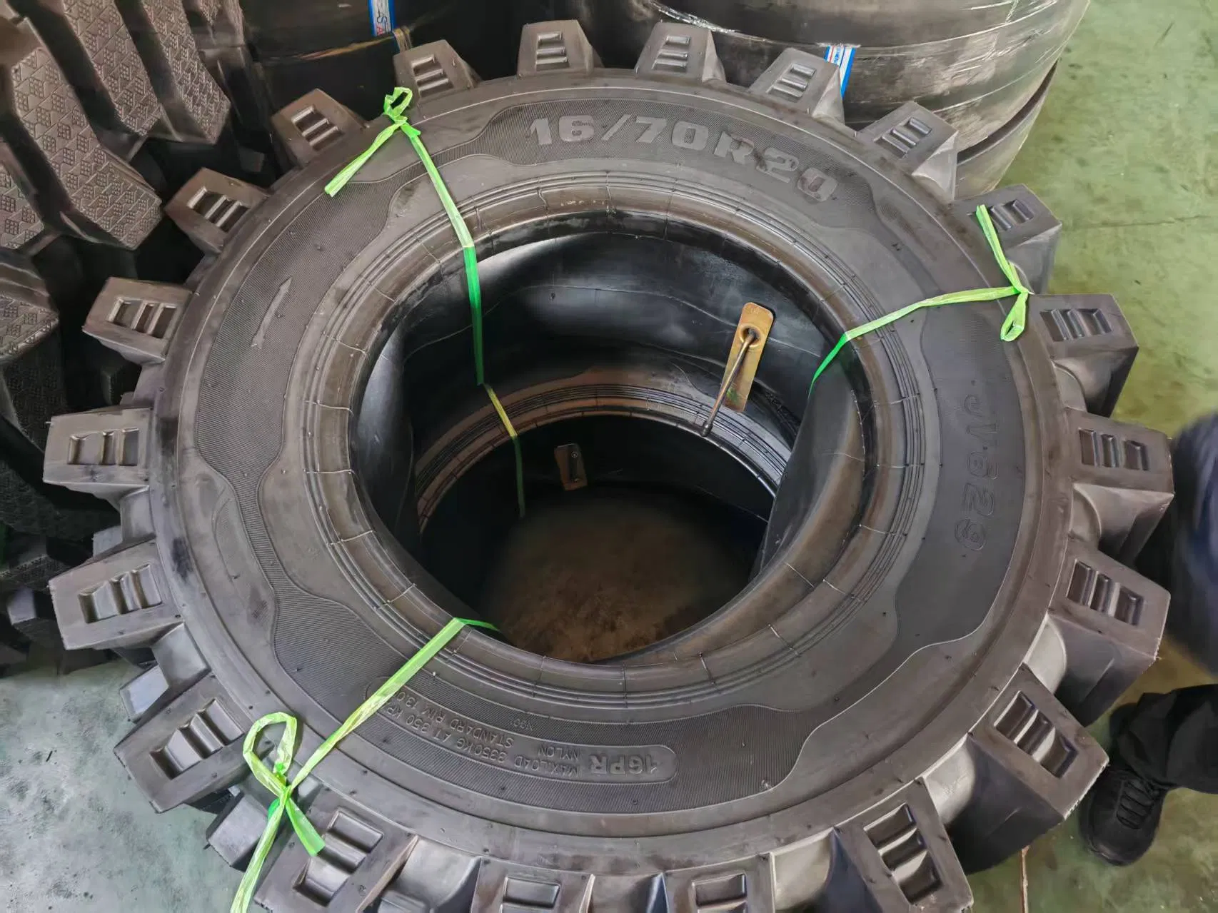 Радиальный внедорожный грузовой шины 16/70R20