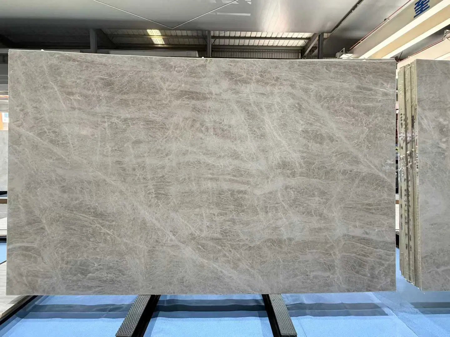 Luxury Polished Taj Mahal Quartzite Kitchen Countertops and Marble Slabs in 2cm
