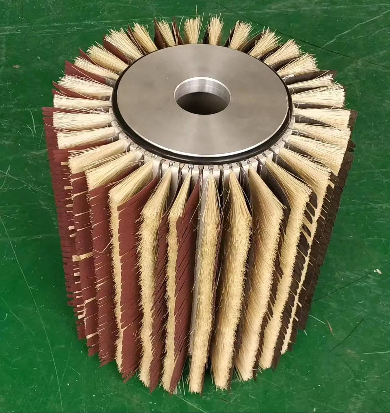 Цилиндрическая шлифовальная щетка с наждачной бумагой и сизалем