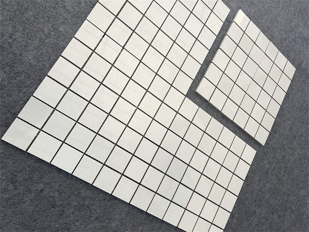 Стильная серая мозаика из фарфора для интерьера
