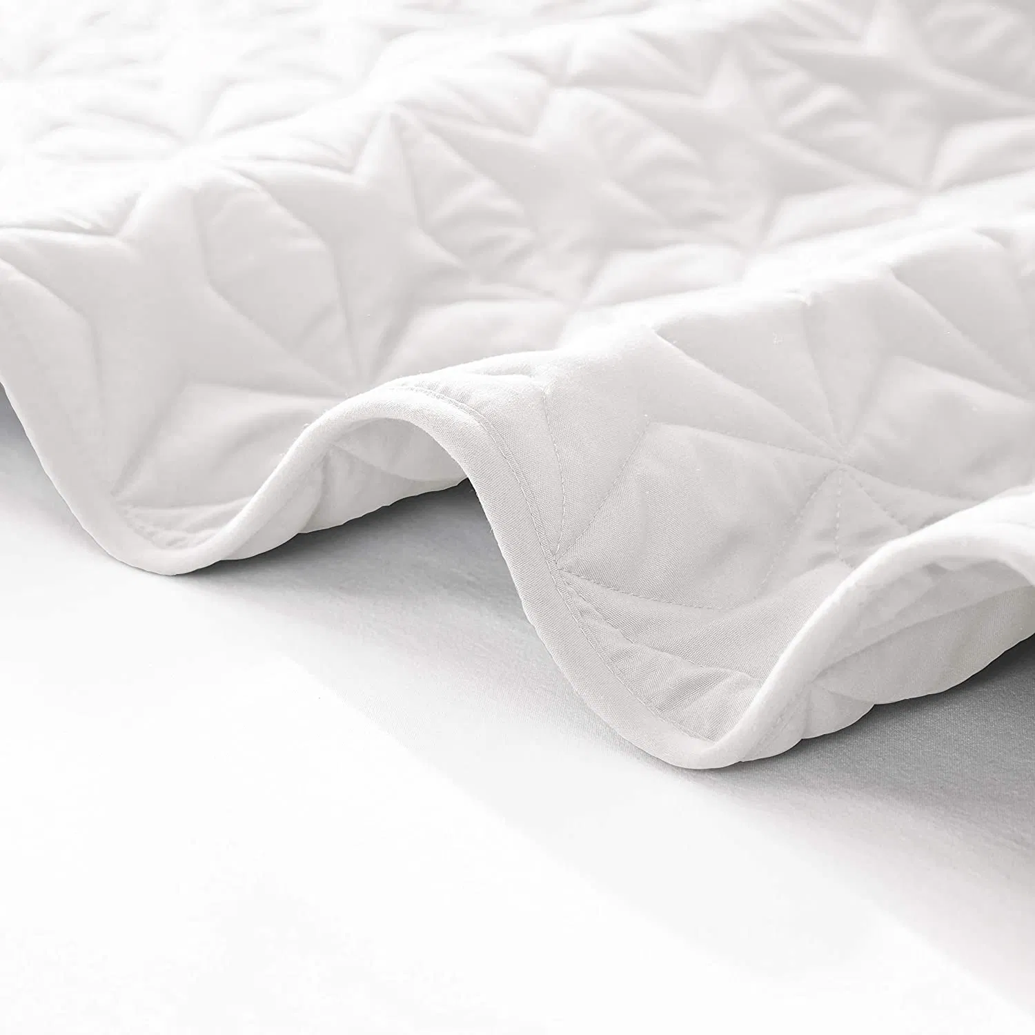 Hotel Soft Microfiber Lightweight Bedspread Coverlet Bed Cover (Star Pattern) for All Seasons White 3 Pieces (Includes 1 Quilt 2 Shams)