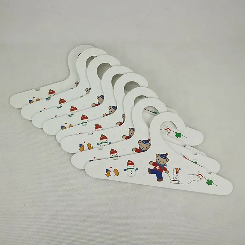 Биоразлагаемые вешалки из бумажной массы для одежды