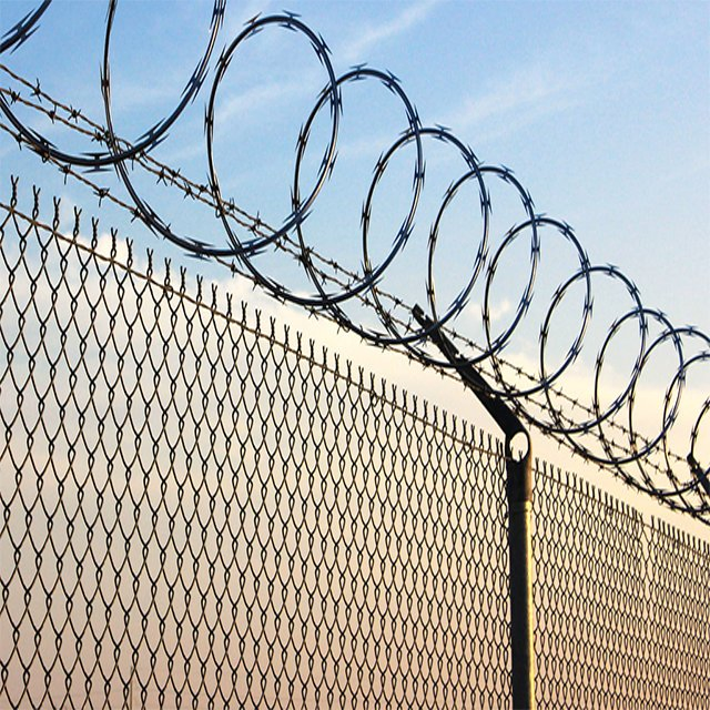 5 Foot Chain Link Fence in Backyards Black Chain Link Diamond Wire Mesh Fence