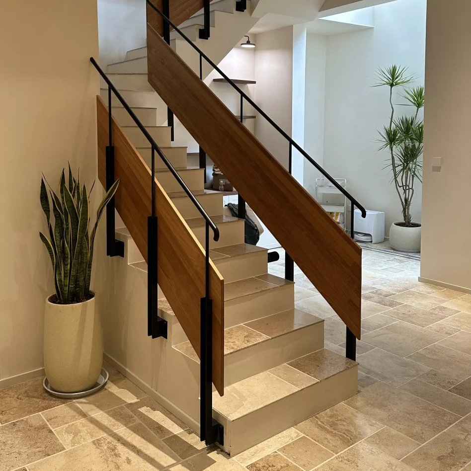 New Characteristics Traditional Classic Waterproof and Antiseptic Garden Terrace Can Be Customized with Metal Railing