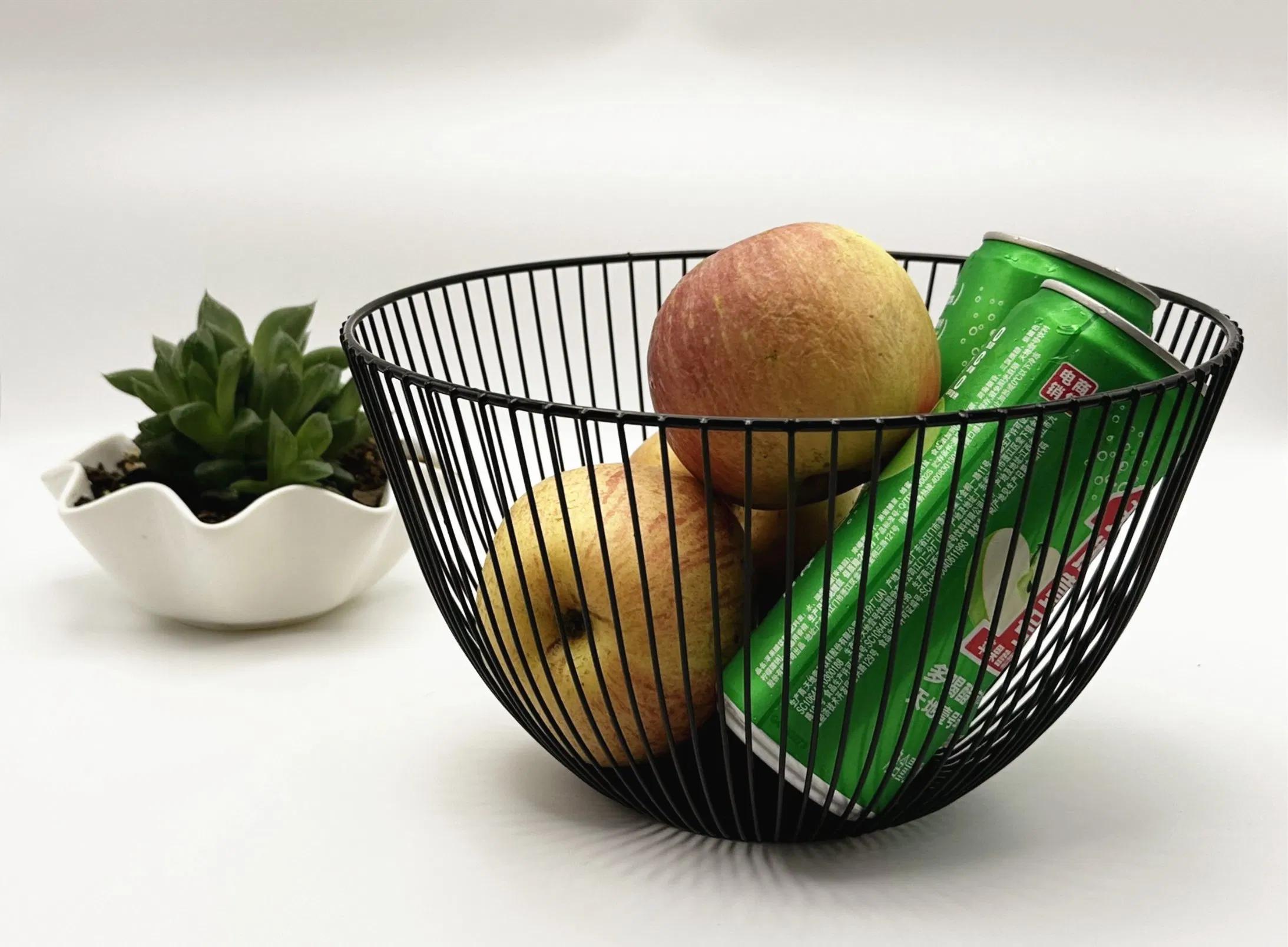 Стильная металлическая фруктовница для современного дома