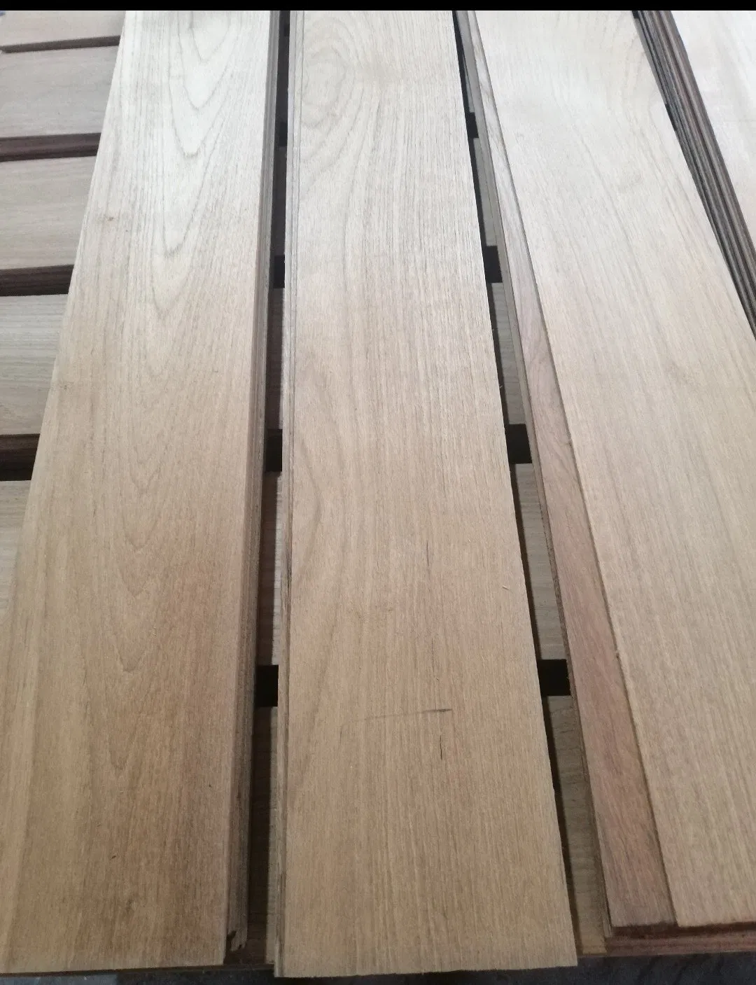 China Professional Supplier 0.6mm Sliced Sawn Top Layer Lamella / Europen Oak / American Walnut Veneer Lamella Floor for Engineered Flooring
