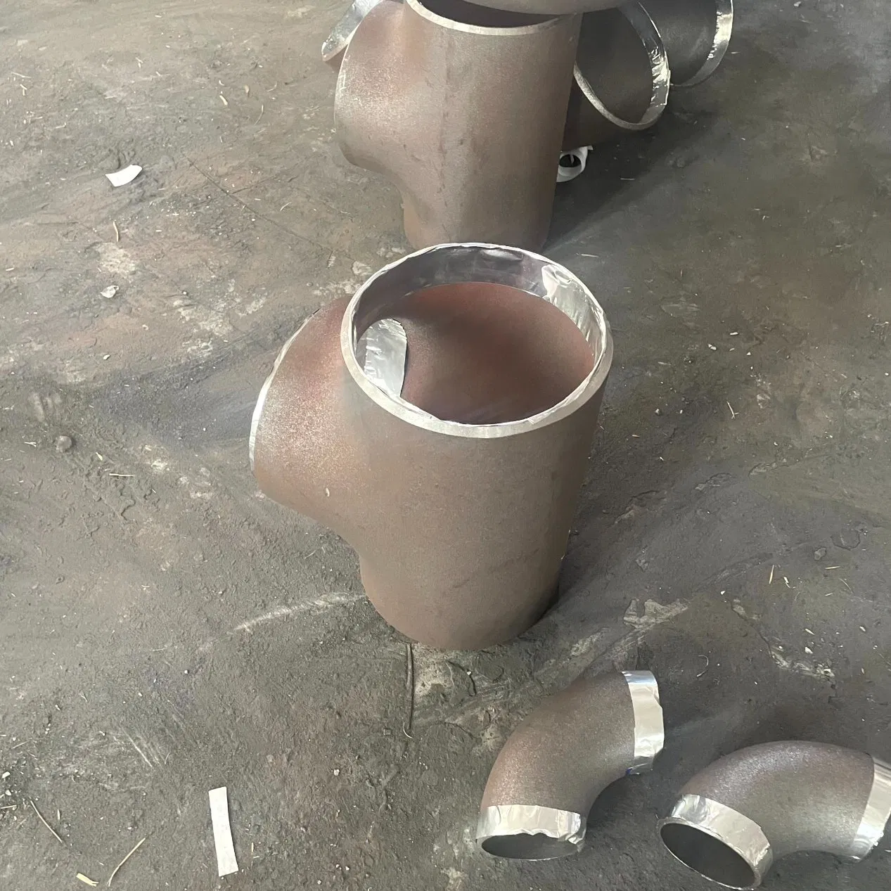 Large-Flow Low-Resistance Smooth-Inner-Wall Seamless Tee Connector