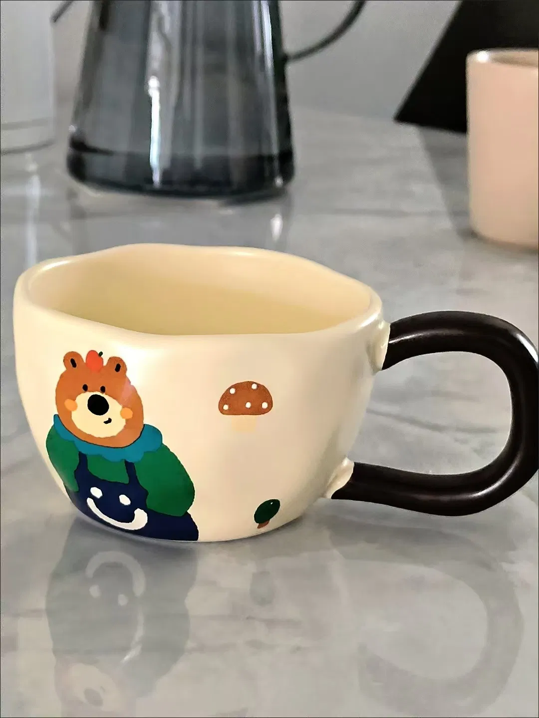 Керамическая кофейная кружка с большой ручкой