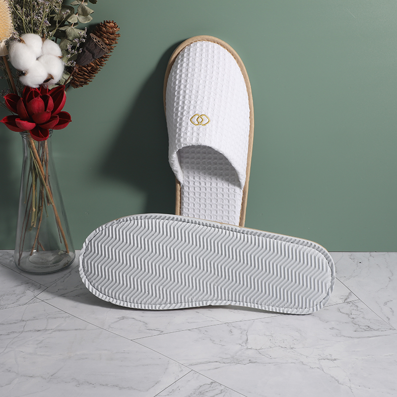 OEM Custom Logo Personalized Wholesale Luxury Cheap White Washable Hotel Room SPA Guest Disposable Cotton Terry Slippers