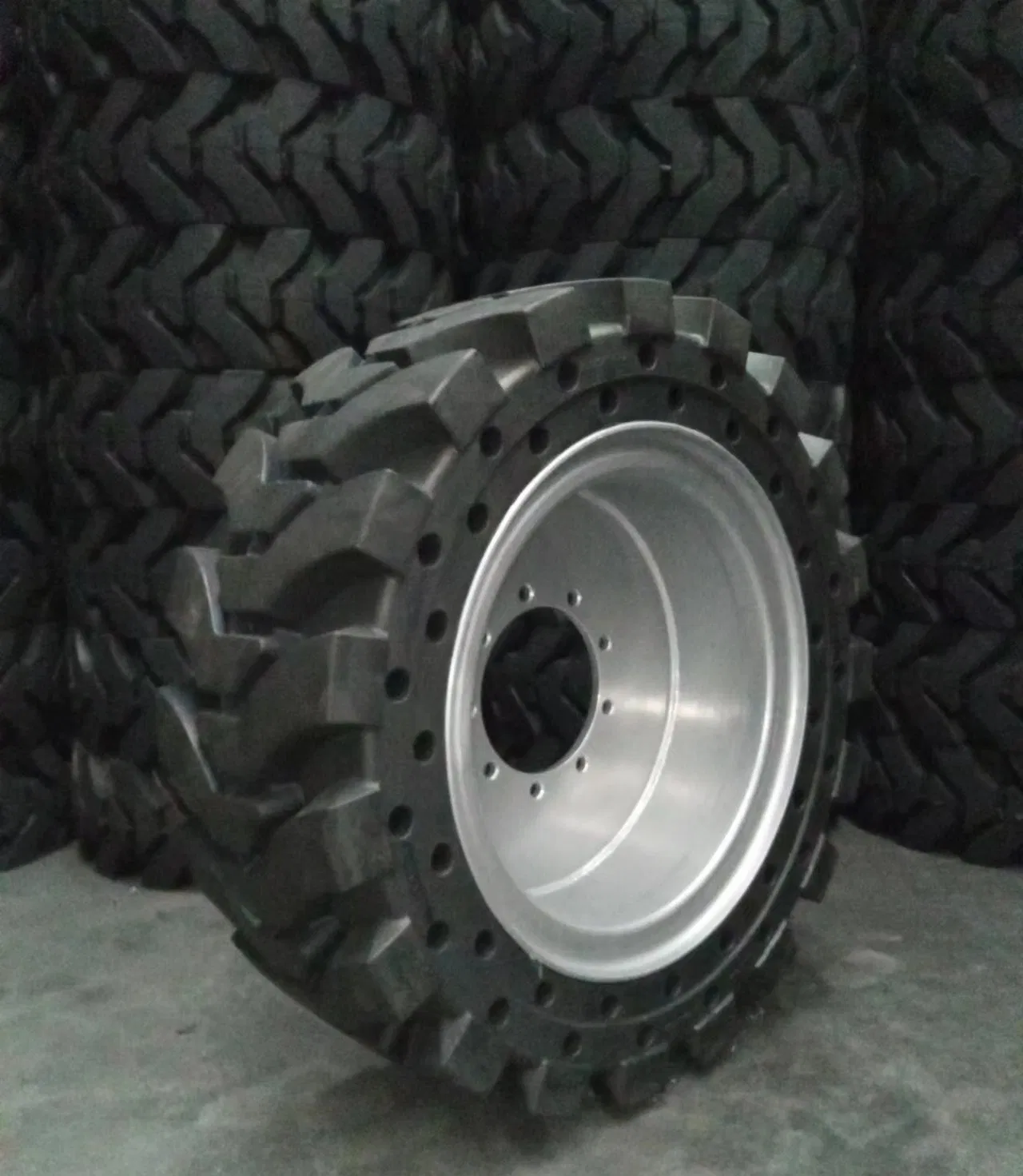 Шина цельнолитая резиновая Atlapex 33X12-20 с диском