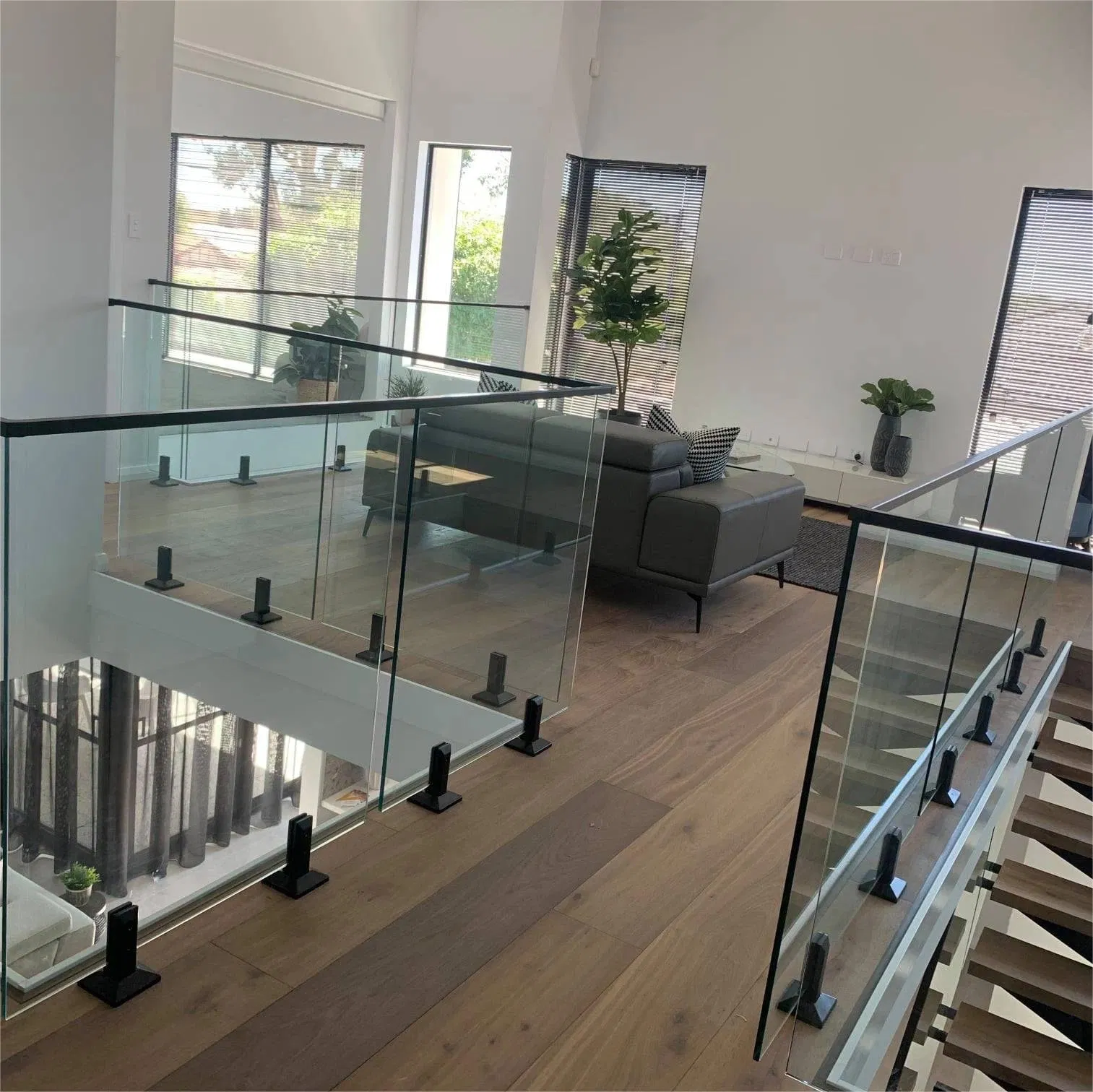 Modern Steel Balcony Frameless Glass Balustrade Stand Column Aluminum Glass Clamp Tempered Glass Handrail for Villas
