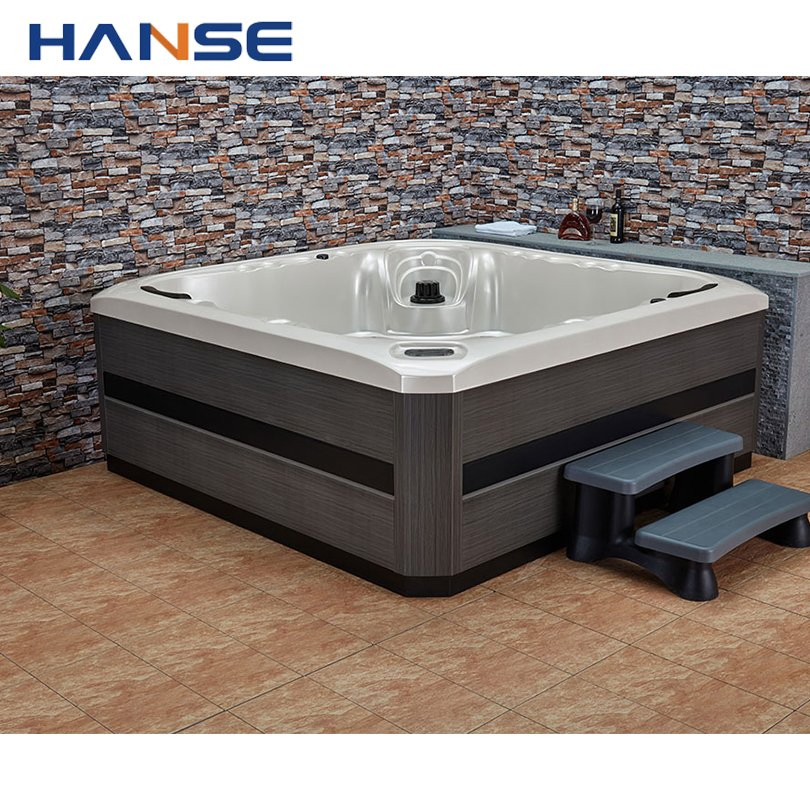 Уличный СПА-бассейн на 5 человек с гидромассажем и ТВ