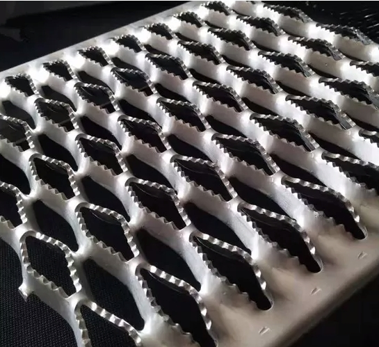 Non-Slip Safety Serrated Walkway Grip Strut Diamond Steel Plank Grating Panel