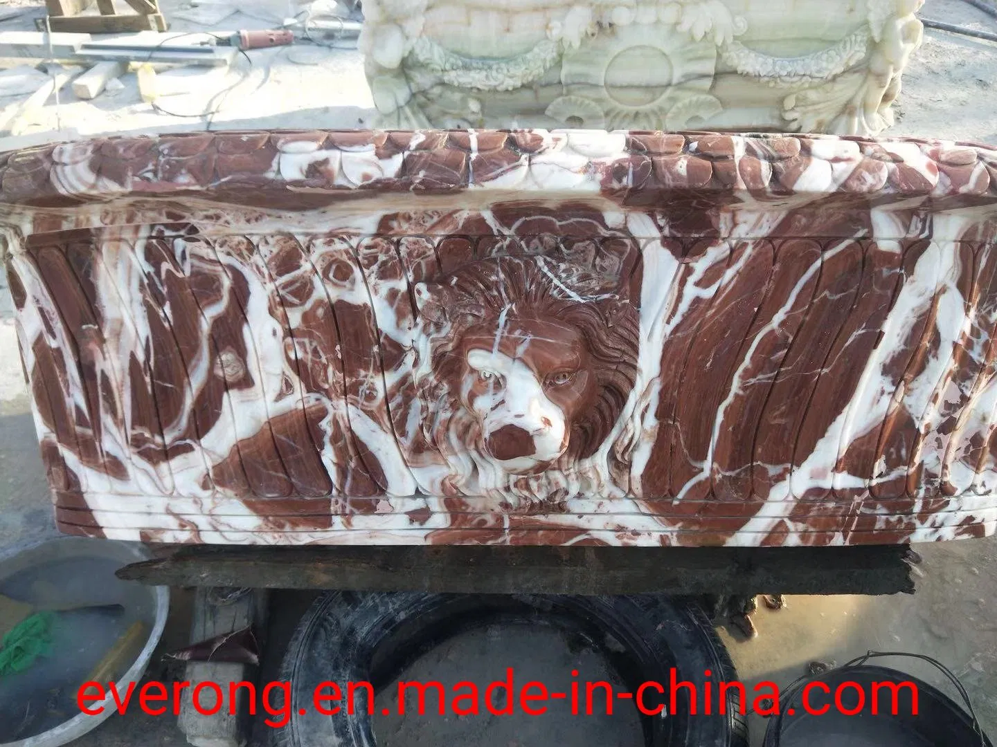 Угловая ванна из натурального мрамора