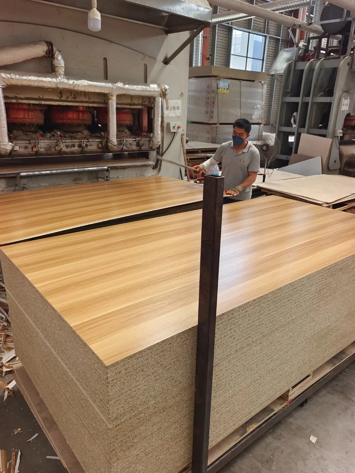 Hot Sale White Melamine Particle Board 9-25mm Chipboard/ Flakeboard/Particle Board for Furniture