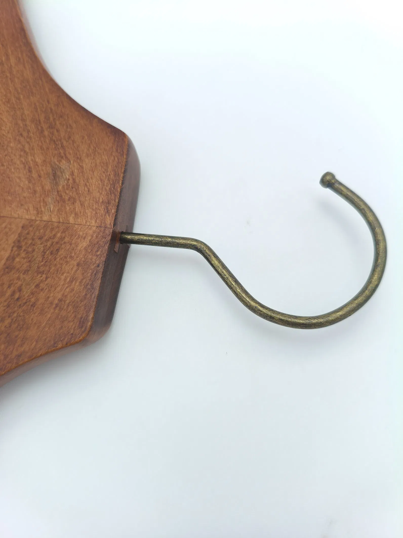 Деревянная вешалка для одежды с лазерным логотипом