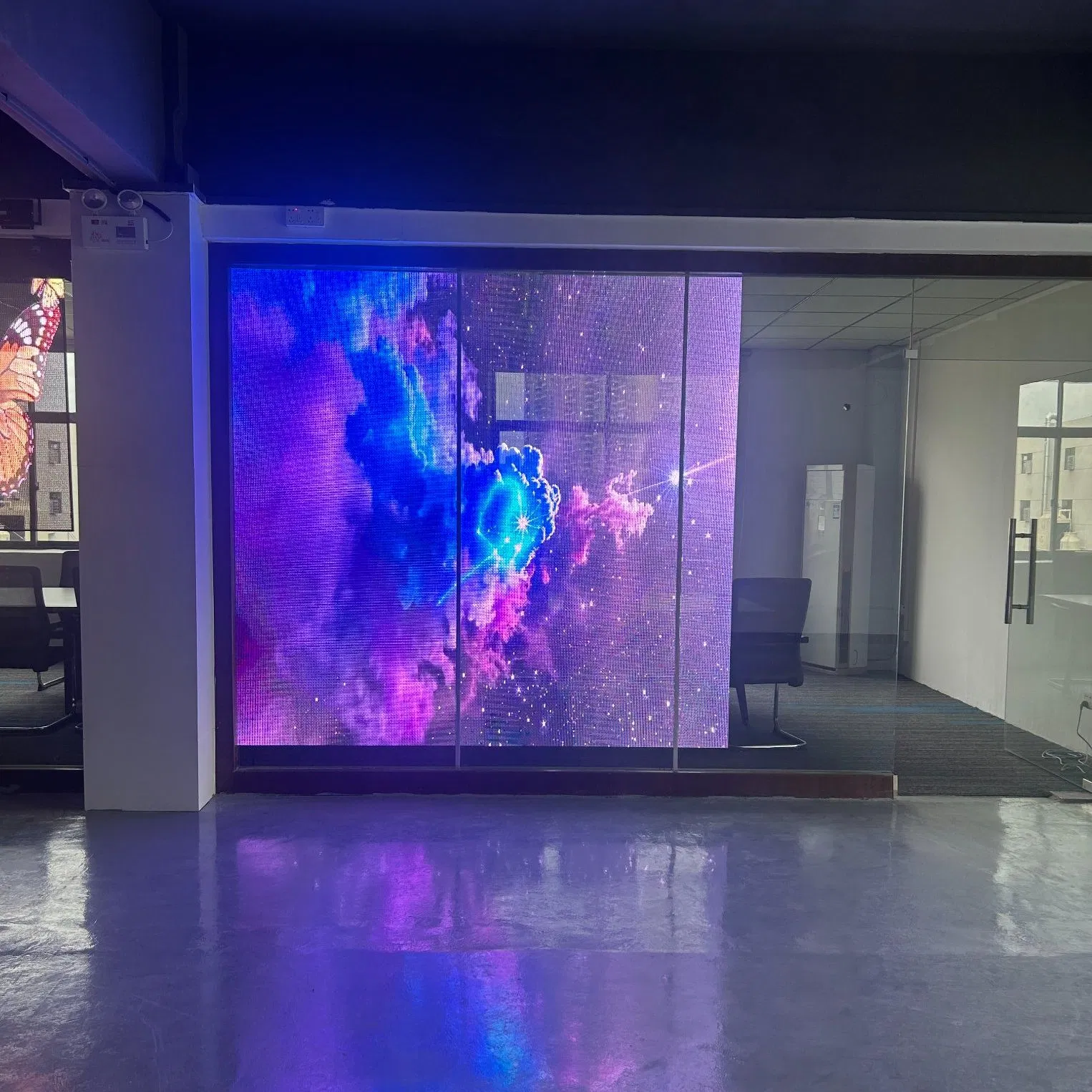 Прозрачный 3D LED-экран для рекламы в торговых центрах