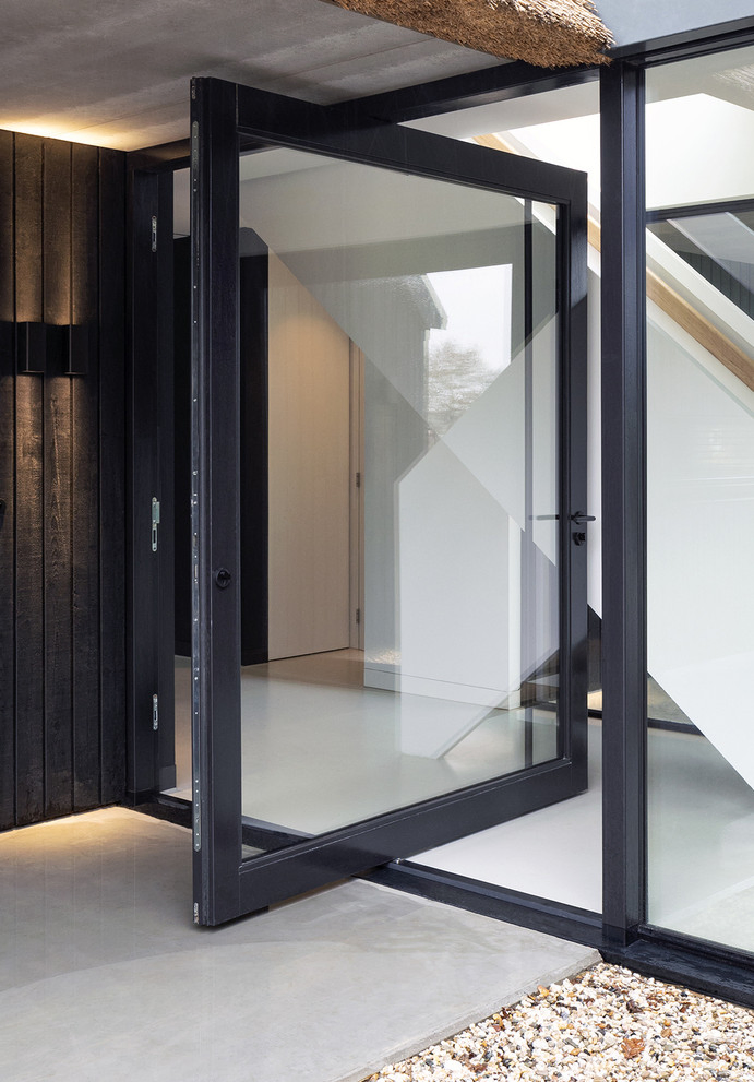 Алюминиевая входная дверь Dorwin Tech с синим стеклом