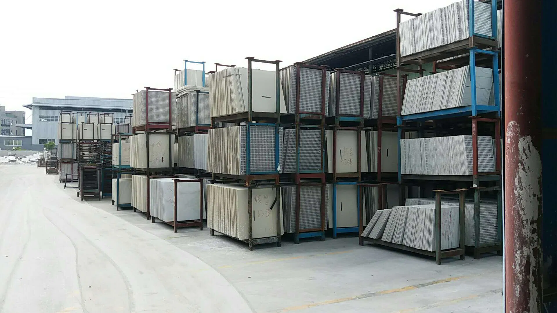 Керамогранитная плитка 60x60 см под дерево светлая