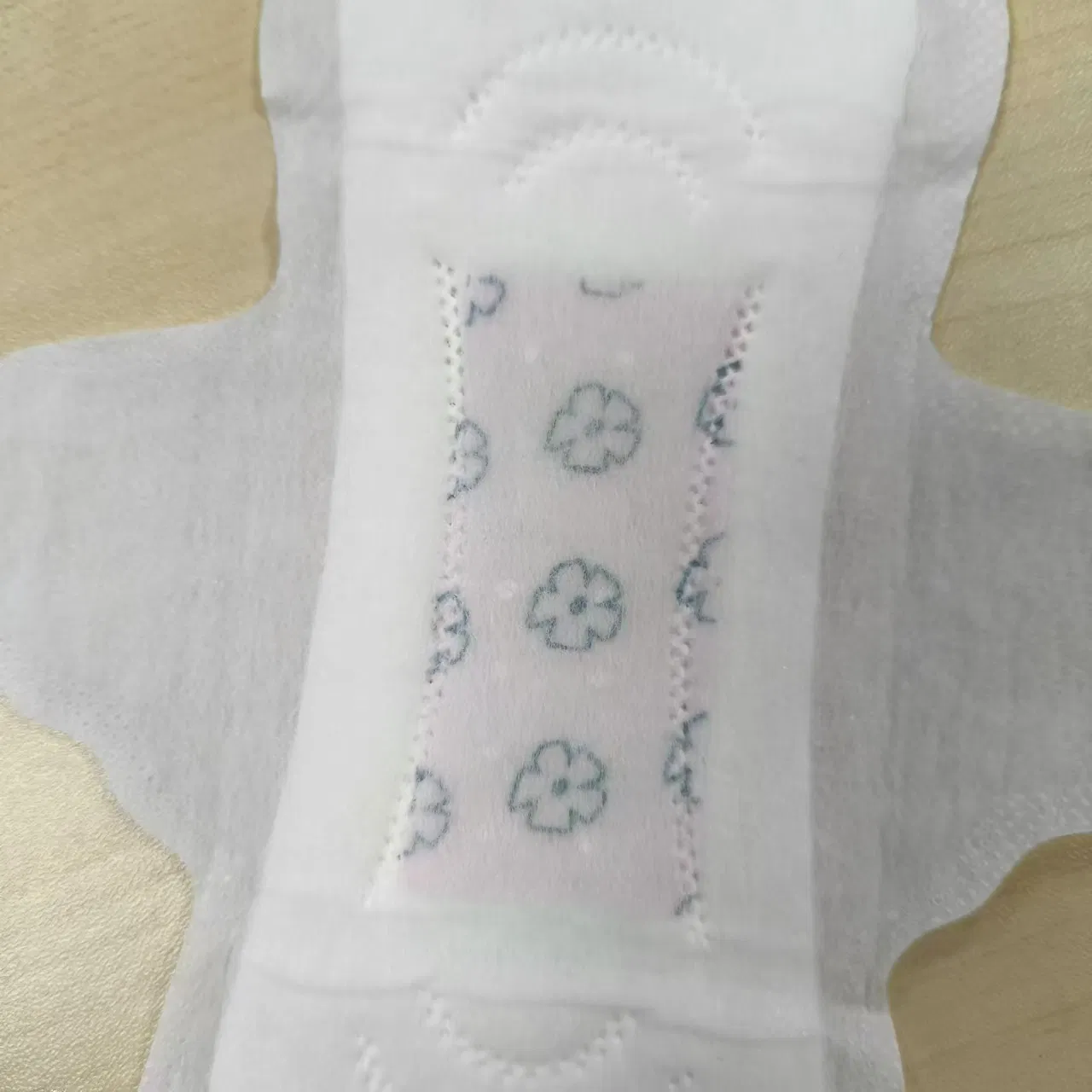 Mint Chip Cool Feeling Sanitary Napkins for Women Using