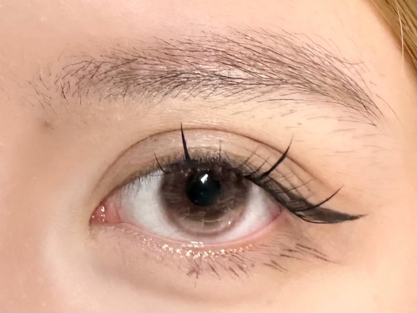 Natural Daily Contact Lenses for a Subtle Gold Tone