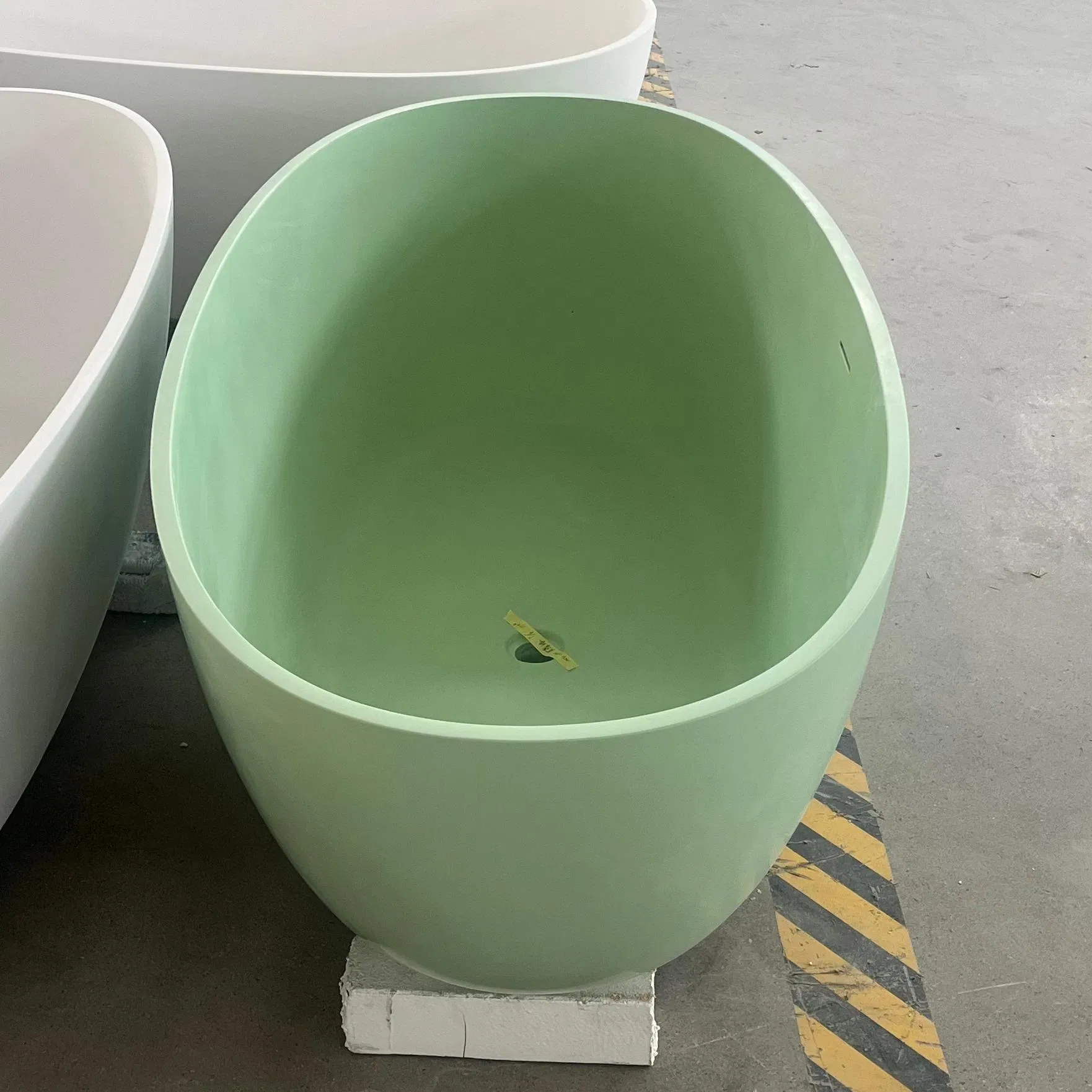 Каменная ванна для ванной комнаты треугольная зеленая