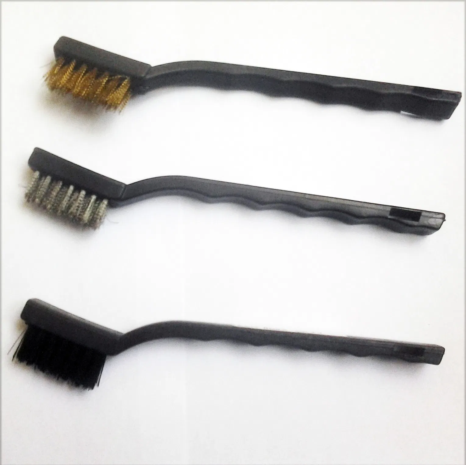 Щётка металлическая с пластиковой ручкой, черная