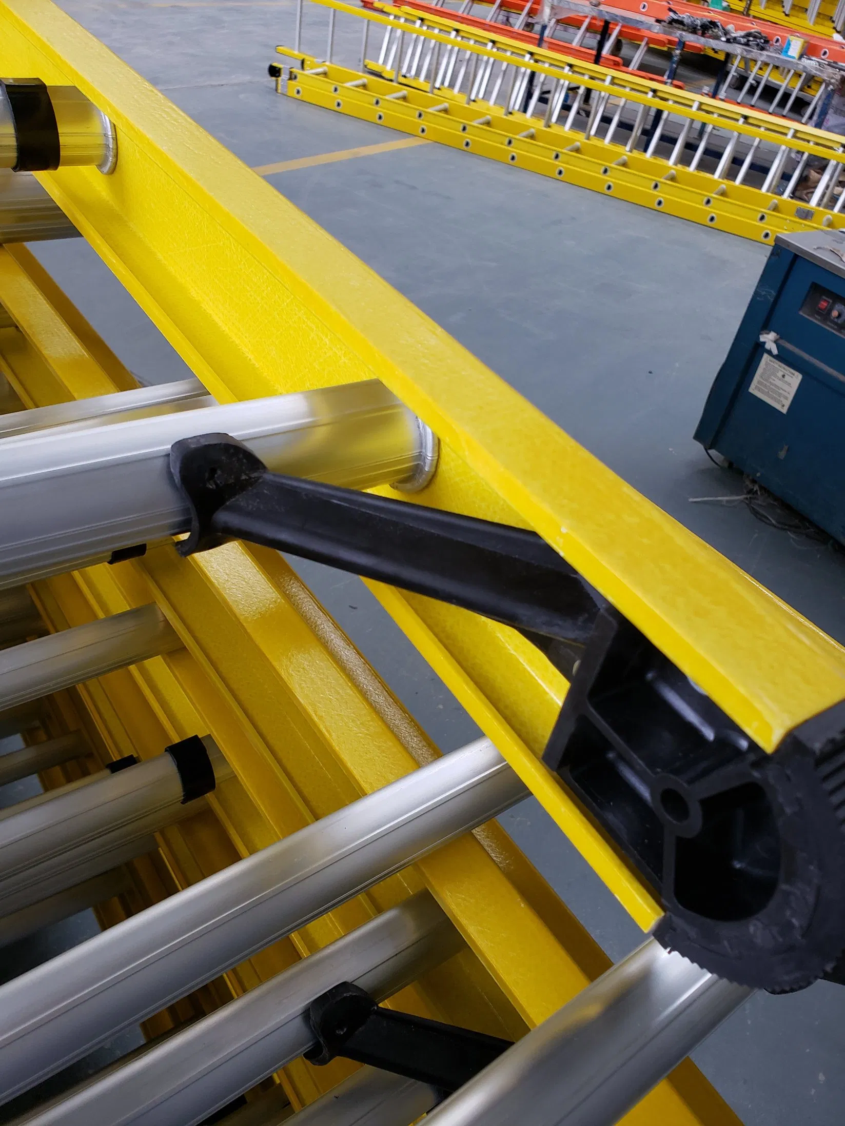 China Manufacturer Best Price Supply 6.5 Meters Extension Fiberglass Ladder to South America Market