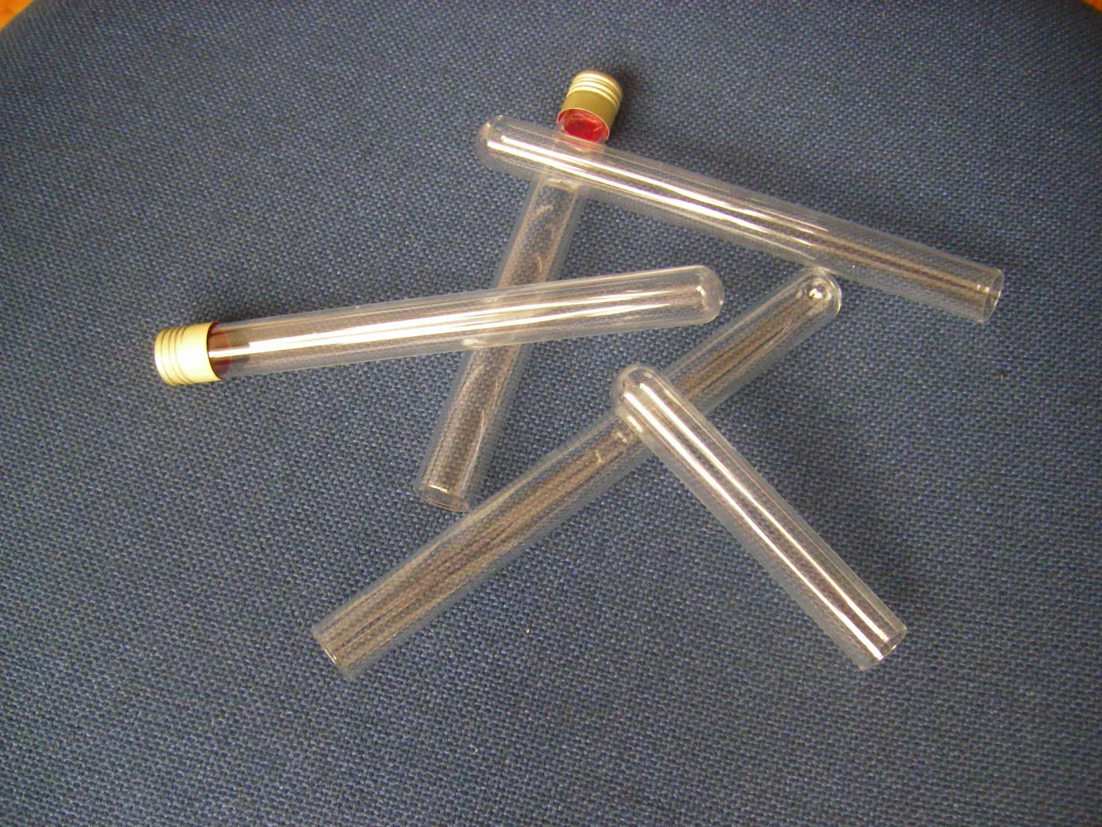 Нейтральная стеклянная пробирка с винтовой крышкой