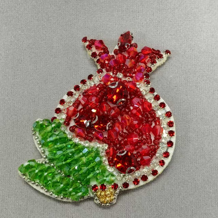 Нашивки вышитые бисером и синелью для сумок одежды