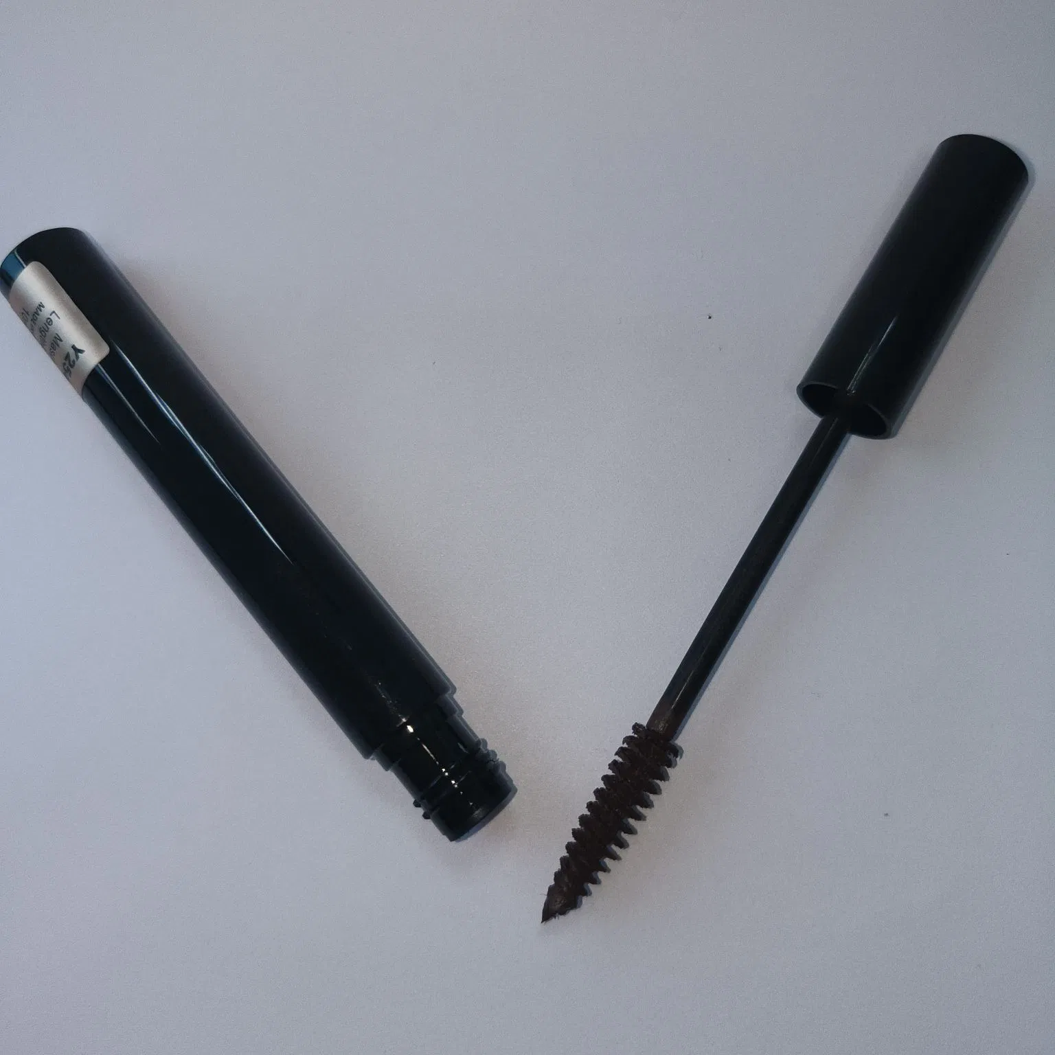 Long-Lasting Curling Mascara with Shimmer and Lash Growth