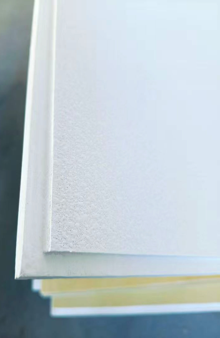 China Factory 90-140kg/M3 Density High Nrc Fiberglass Acoustic Ceiling Tiles for Suspended Ceiling System