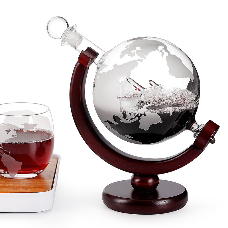 Wholesale Personalized High Borosilicate Glass Globe Whiskey Wine Decanter Set Globe Wine Glasses with Round Wooden Tray