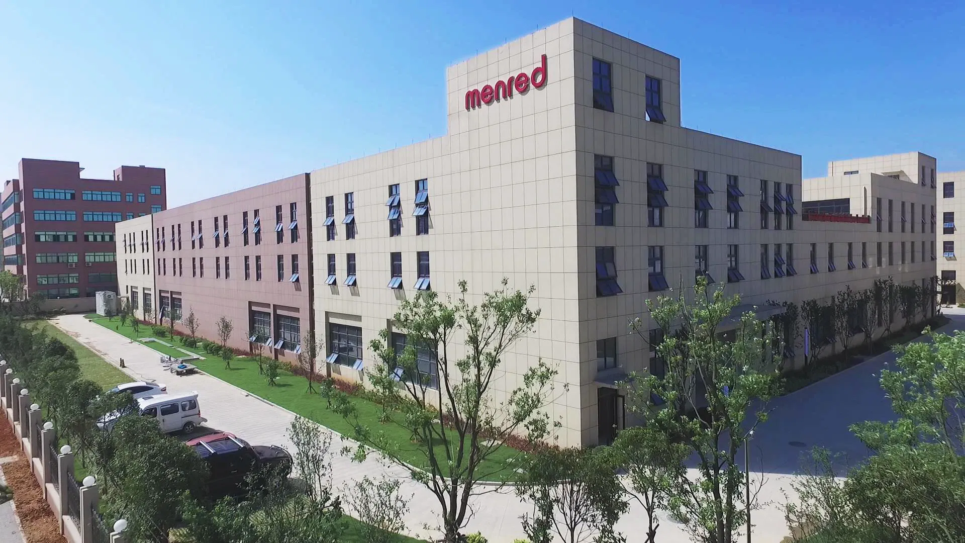 Durable Thermostat for Energy Efficiency with Tuya APP Control Features