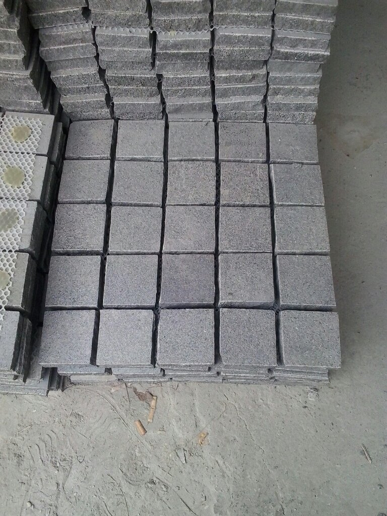 Natural Stone G654 Dark Gray Granite Cube/Cobble Stone Paving for Exterior on Mesh