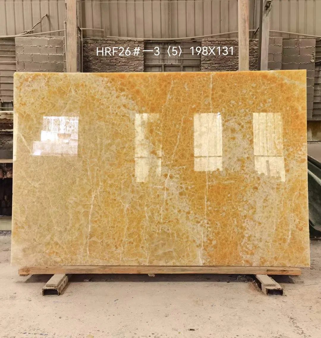 Мраморная ванна для гидромассажа с узором из желтого оникса