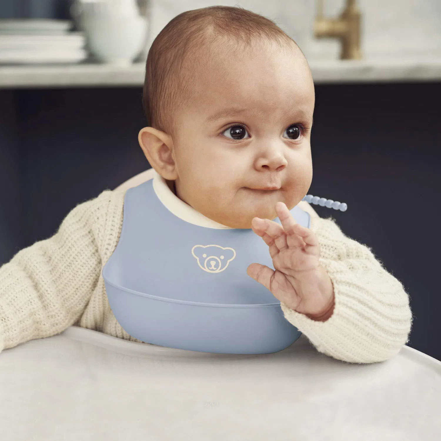 The Industry and Trade Integrated Factory Produces Lightweight and Tender Silicone Bibs