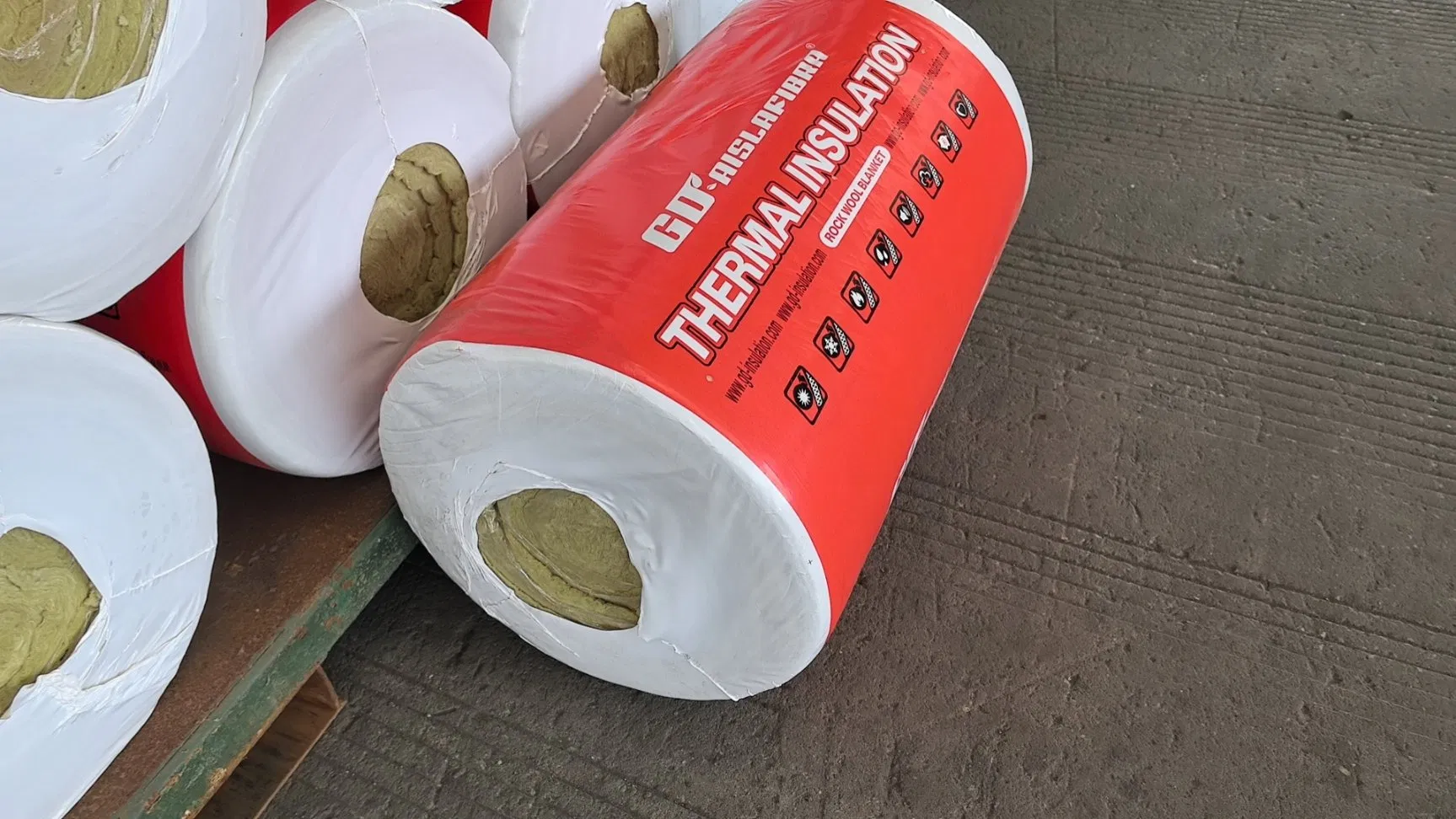 China Factory 40-150kg/M3 Mineral Rock Wool Insulation Blanket for Industrial Equipment & Pipelines