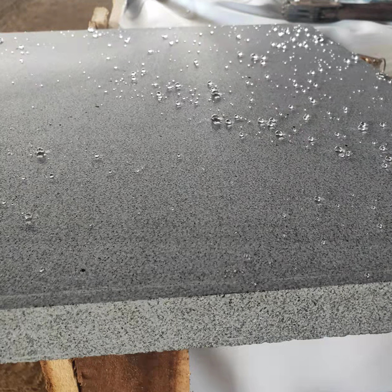 Natural Dark Grey/Black Honed Bluestone Basalt Stone Paving with Water-Sealer for Flooring Tiles/Paver Price