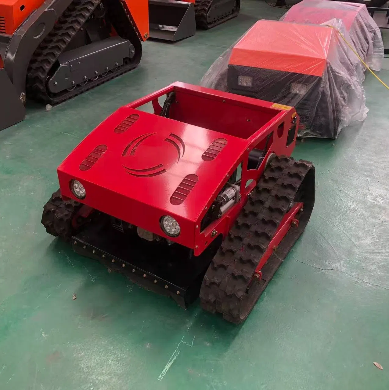 Робот-газонокосилка с бензиновым двигателем и пультом ДУ