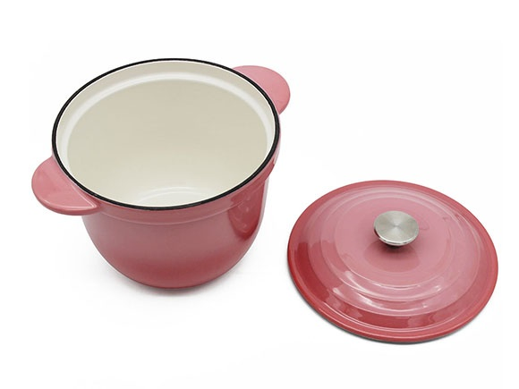 Эмалированная кастрюля с плоской ручкой